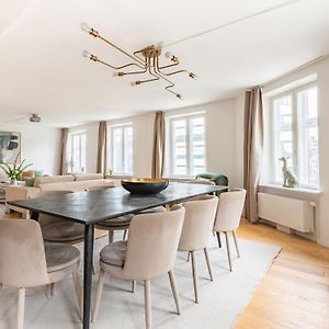 Sanders Regent - Chic Three-Bedroom Apartment Near Central Square