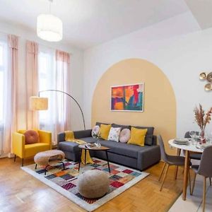 Central Gozsdu Apartment By Cavaland
