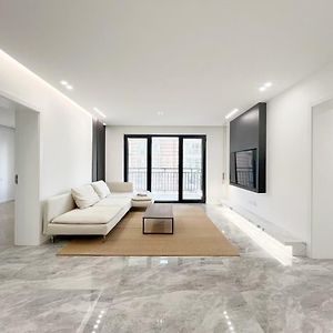 Eastern Hub - Jing'An Temple Branch Art Spacious 3-Bedroom, Sunny House With 2 Balconies
