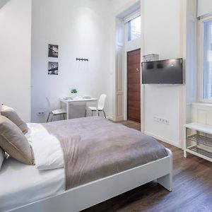 Charming Apartment At Central Location