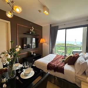 Appartement à 3 Chambres à Coucher aux Étages Supérieurs