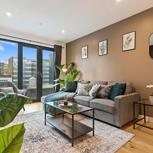 Shanti Suite - 2Bed 2Bath City Centre - Wifi - Netflix- Parking- Modern- Perfect For Family, Contractors, Leisure, Business By Shanti Nights