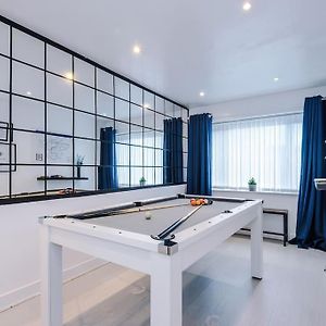 Sleeps 9, Games Room, Perfect For Groups, Driveway, Smart Tv, Available For Long Stays