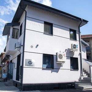 Luxurious House With Three Deluxe Rooms & Free Parking
