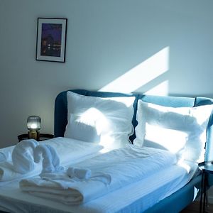 Studio Lit King-Size