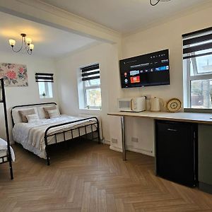 Newly Renovated Studios & Ensuite Rooms! - Camberwell