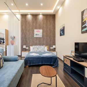 Studio Lit King-Size