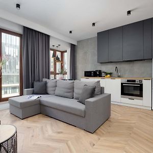 Tasteful Apartment With Parking By Noclegi Renters
