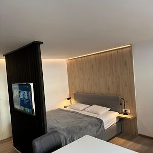 Studio Lit King-Size