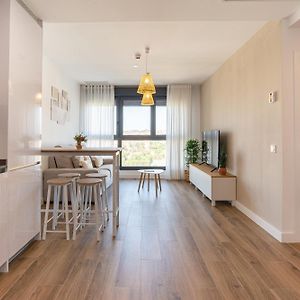 Skyline IV Pool & Coworking By Ele Apartments