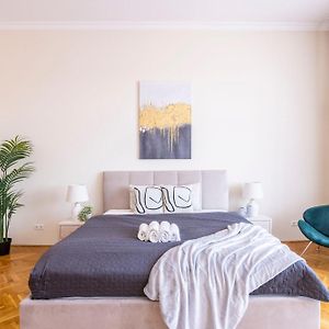 Exclusive & Cozy Central Suite W' Balcony