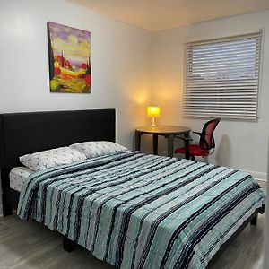 Toronto Midtown Room With Queen Bed