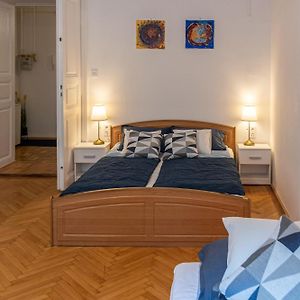 Viol Apartment