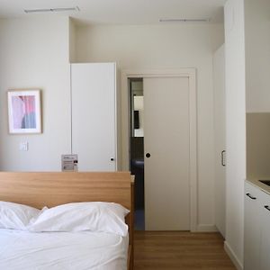 Studio Lit King-Size