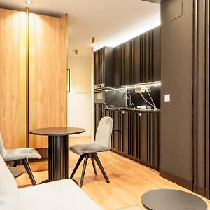 Studio Lit King-Size