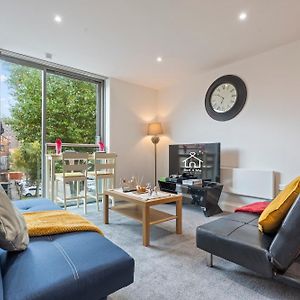 Heart Of City Centre Luxury Apartment With Secure Underground Parking