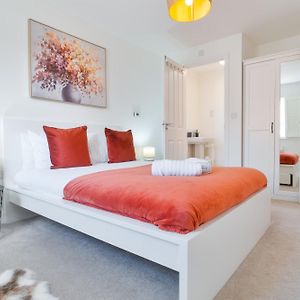 Modern Spacious House With Free Parking & Garden - Sleeps 6 - Perfect For Contractors & Families