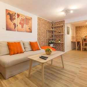 Stylish Apartment, Top Center!