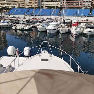 Bateau Tout Confort Au Port De Monaco