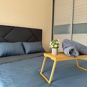 Studio Lit Queen-Size