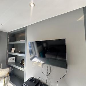 Best Location In London - Kings Road 3-Bed Home With Terrace, Ac & Netflix