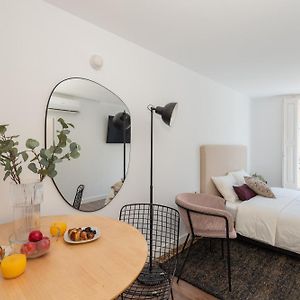 Studio Lit Queen-Size