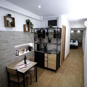 Studio Lit King-Size