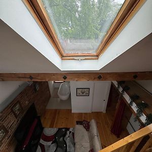 Spacious Townhouse Close To Dundas Square!