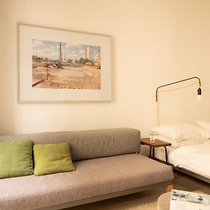 Studio Lit King-Size