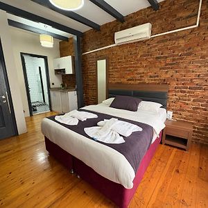 Studio Lit King-Size