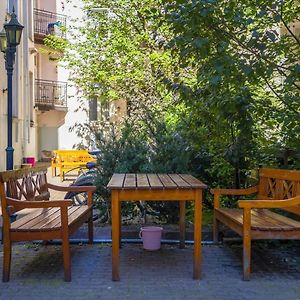 Charming 1800S Apt W Fireplace And Free Parking