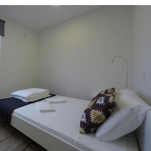 Studio Lit Queen-Size