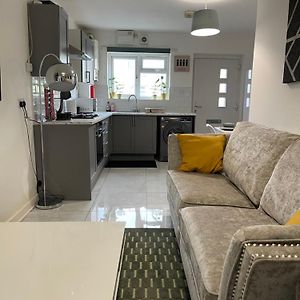 The Holloway Haven - 1 Bedroom Apartment - Private Access & Parking - Prime Location Near Oxford City Centre