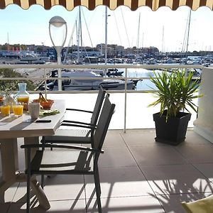Studio cabine avec terrasse, vue sur le port, entre plage et port, avec parking