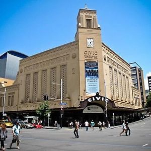 Just Opposite To Sky Tower , 2 Bed 2 Bath In Cbd