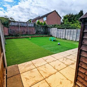 Modern Family Home Parking Private Garden