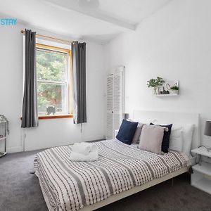 2 Bed Apartment - 7 Min Walk Train Station
