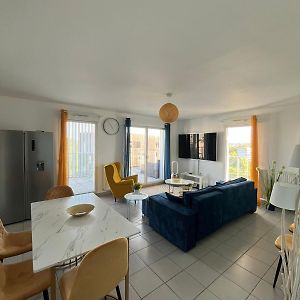 Appartement à 3 Chambres à Coucher aux Étages Supérieurs