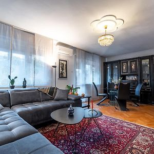 Spacious 3-Br Central Retreat