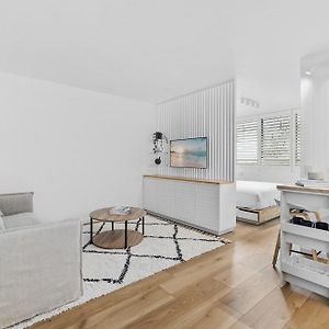 Studio Lit King-Size