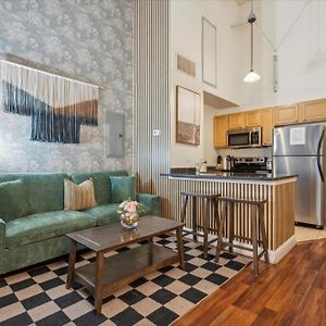 Sleeps 4! 2Br, Gym, Free Parking, Close To Major Attractions