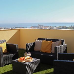 One Bedroom Apartment With Stunning River Views And Private Rooftop!