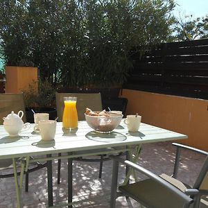 Appartement climatisé avec belle terrasse, parking, piscine et tennis, dans résidence de standing.