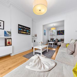 Luxury 4-Bedroom Modern Flat In Central London Steps From Station, Sleeps 9 In Style!