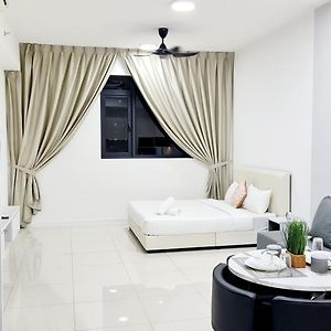 Studio Lit Queen-Size