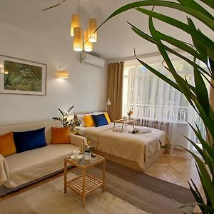 Downtown Elegant & Sunny Apartment Near Metro Central Station
