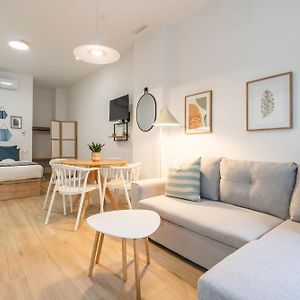 Studio Lit Queen-Size