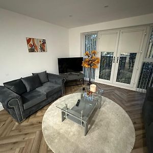 Brand New Modern Luxurious Apartment Near The City
