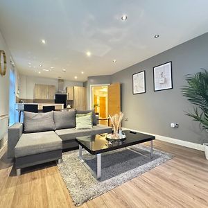 Modern Two Bedroom Apartment Birmingham City Centre - 2 Bathrooms - Sleeps 6 Guests - Free Underground Parking - Fast Speed Internet
