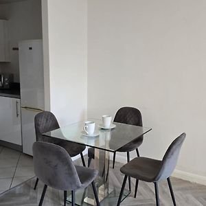 Luxury Green 1 Bed City Centre Apartment Close To Mailbox,Bullring, Broad Street For Leisure And Families